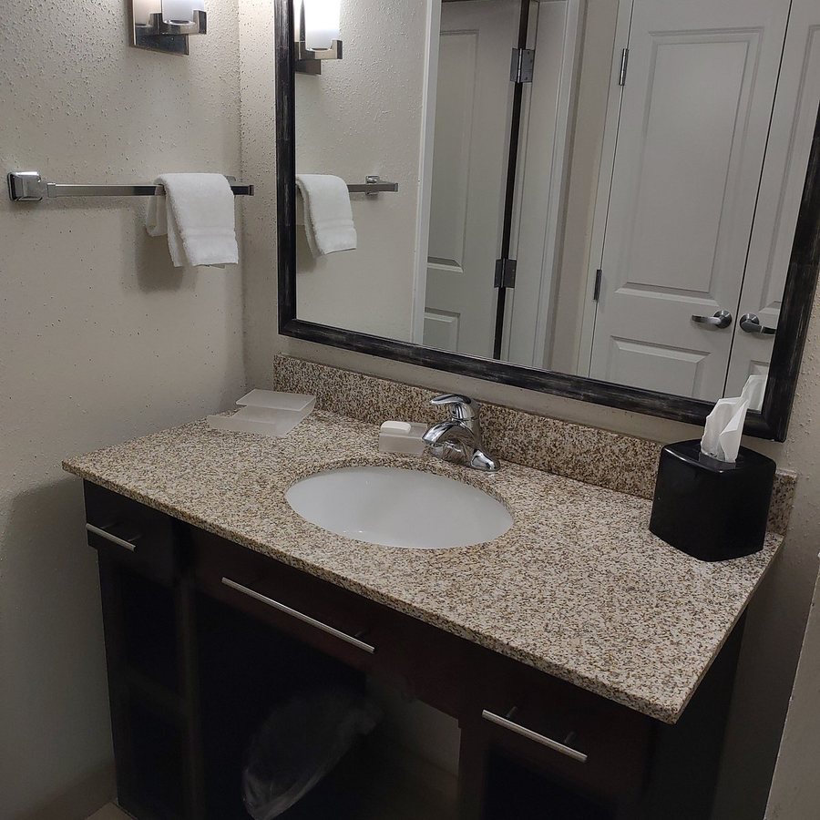 Hampton Inn By Hilton Odessa — Bathroom