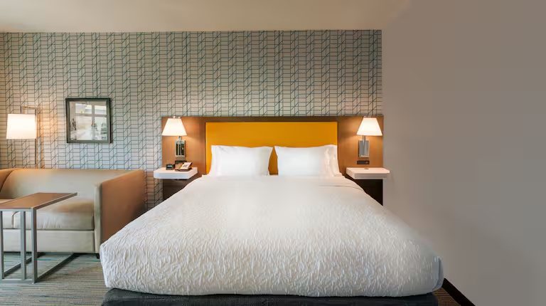 Hampton Inn by Hilton Riverside Downtown Convention Center — Guest room
