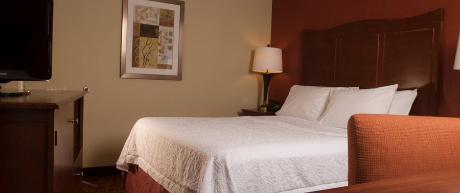 Hampton Inn by Hilton Tomah — Guest room