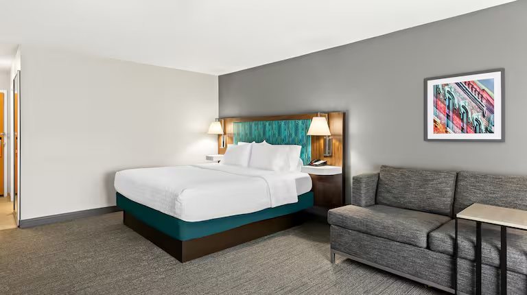 Hampton Inn Canton — Guest room