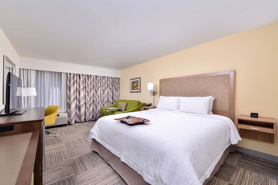 Hampton Inn Cartersville — Guest room