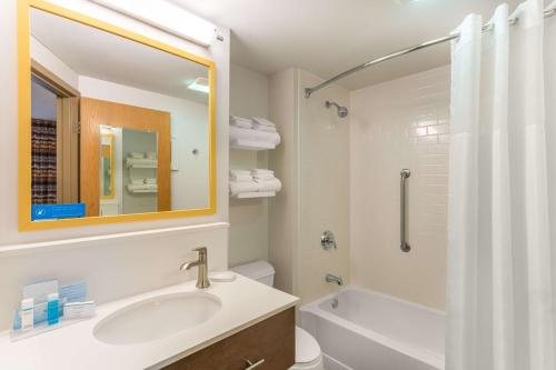 Hampton Inn Cedar Rapids — Bathroom