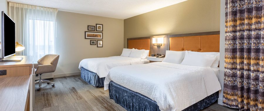 Hampton Inn Cedar Rapids — Guest room