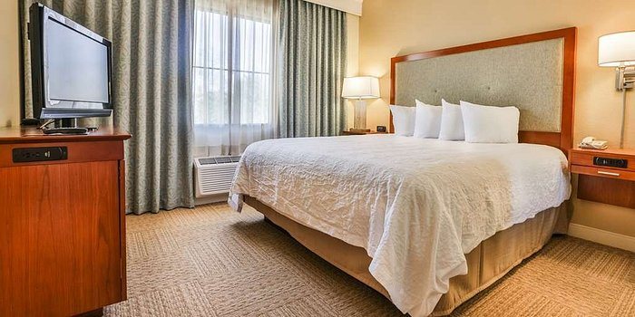 Hampton Inn Charleston Daniel Island — Guest room
