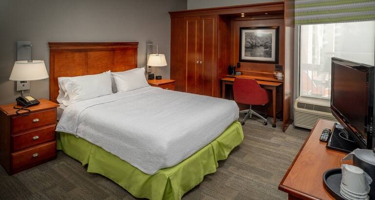 Hampton Inn Charleston downtown — Guest room