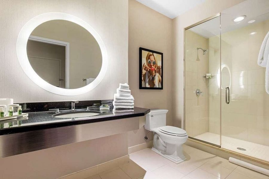 Hampton Inn Chicago Downtown Magnificent Mile Chicago Illinois — Bathroom