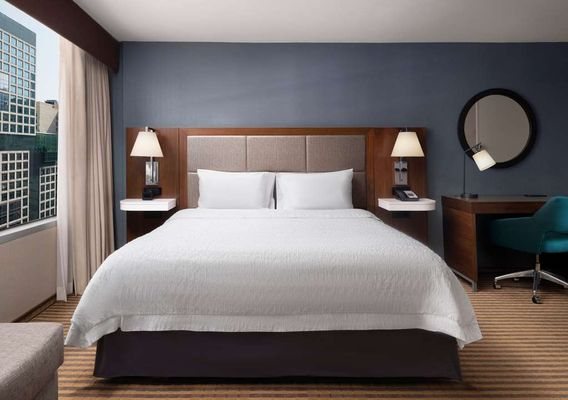 Hampton Inn Chicago Downtown Magnificent Mile Chicago Illinois — Guest room