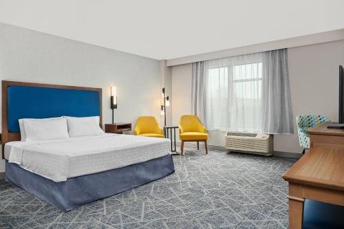 Hampton Inn Chicago North Loyola Station — Guest room
