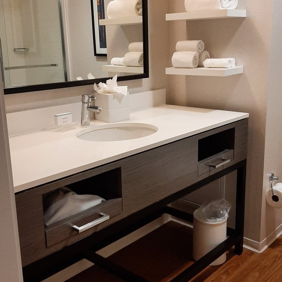 Hampton Inn Chicago West Loop Fulton Market Area Chicago Illinois — Bathroom