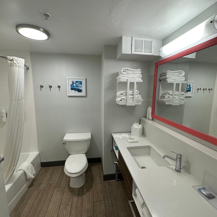 Hampton Inn Christiansburg blacksburg — Bathroom