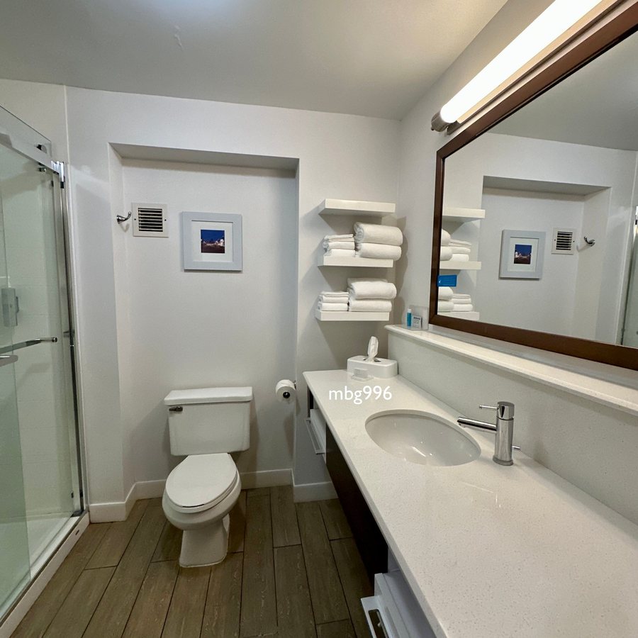 Hampton Inn Cleveland — Bathroom