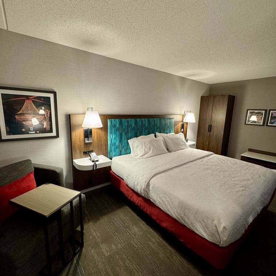 Hampton Inn Cleveland Downtown — Guest room