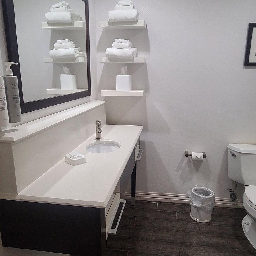 Hampton Inn Colchester — Bathroom