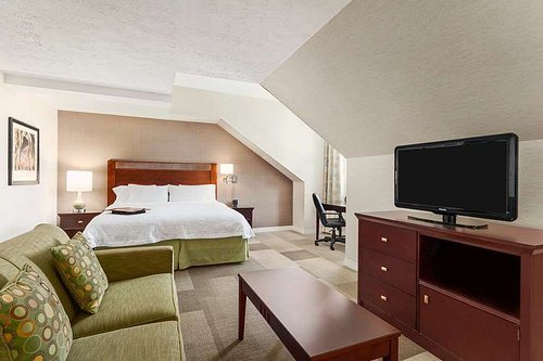 Hampton Inn Colchester — Guest room