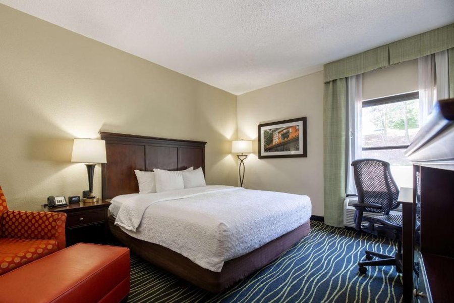 Hampton Inn Columbia I 26 Harbison Blvd — Guest room