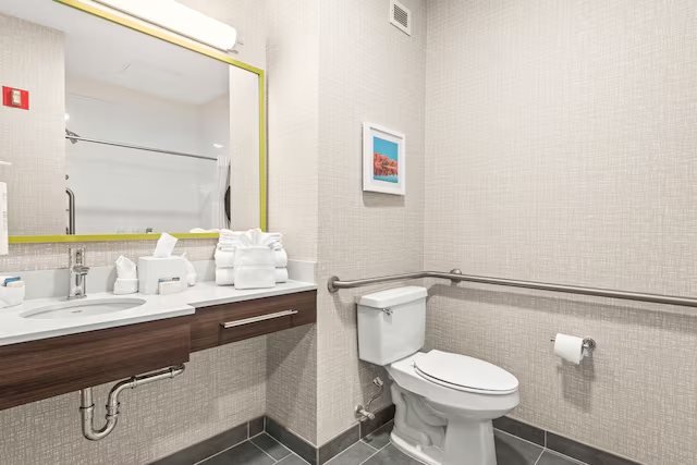 Hampton Inn Columbus NE — Bathroom