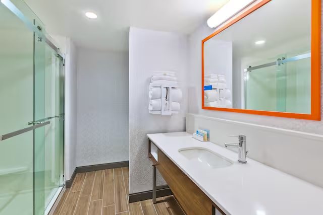 Hampton Inn Commerce — Bathroom