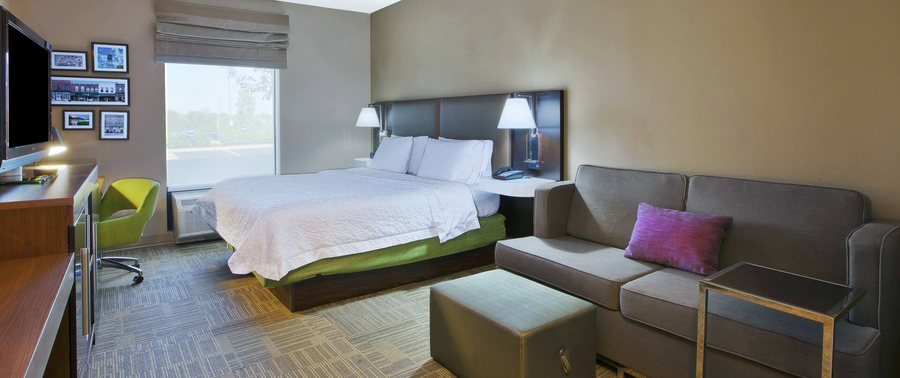 Hampton Inn Commerce — Guest room