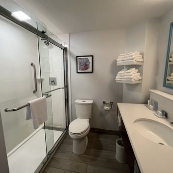 Hampton Inn Concord Bow — Bathroom