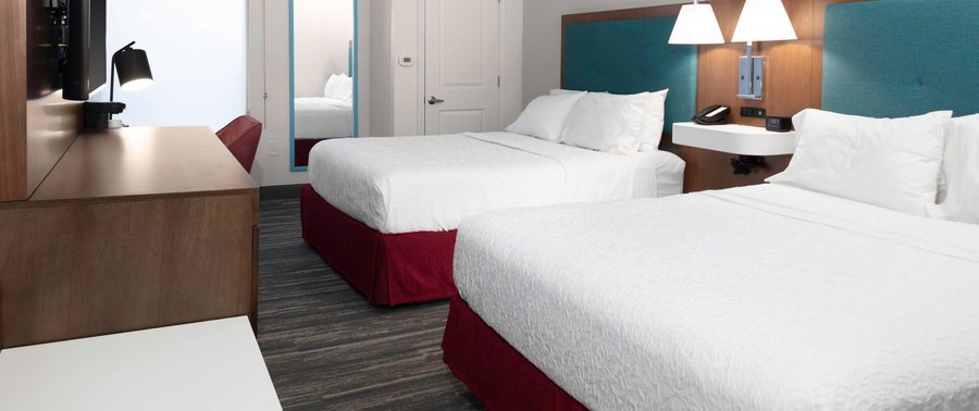Hampton Inn Concord Bow — Guest room