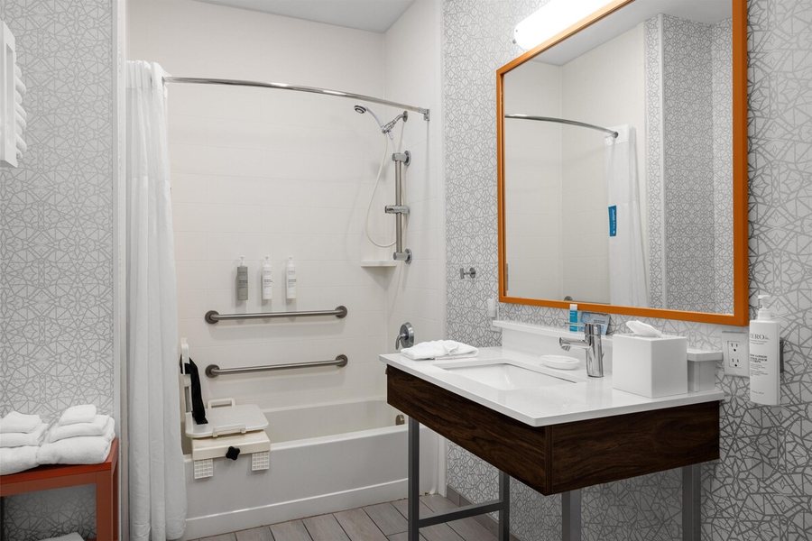 Hampton Inn Corbin — Bathroom