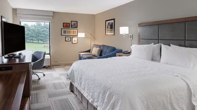 Hampton Inn Covington — Guest room