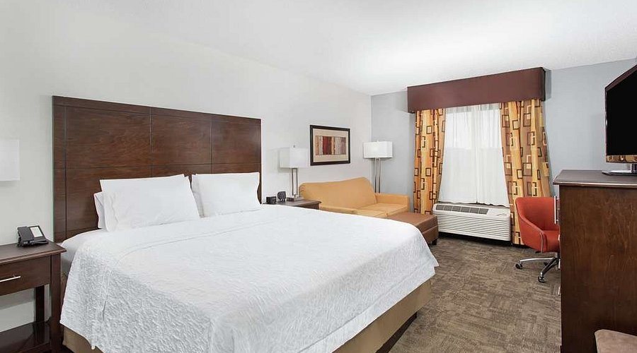 Hampton Inn Cullman — Guest room