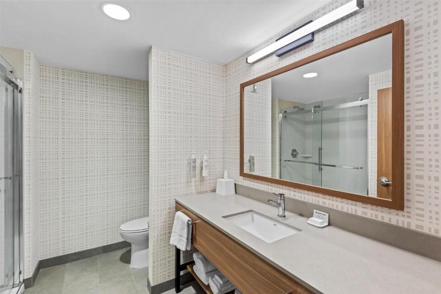 Hampton Inn Cumberland — Bathroom