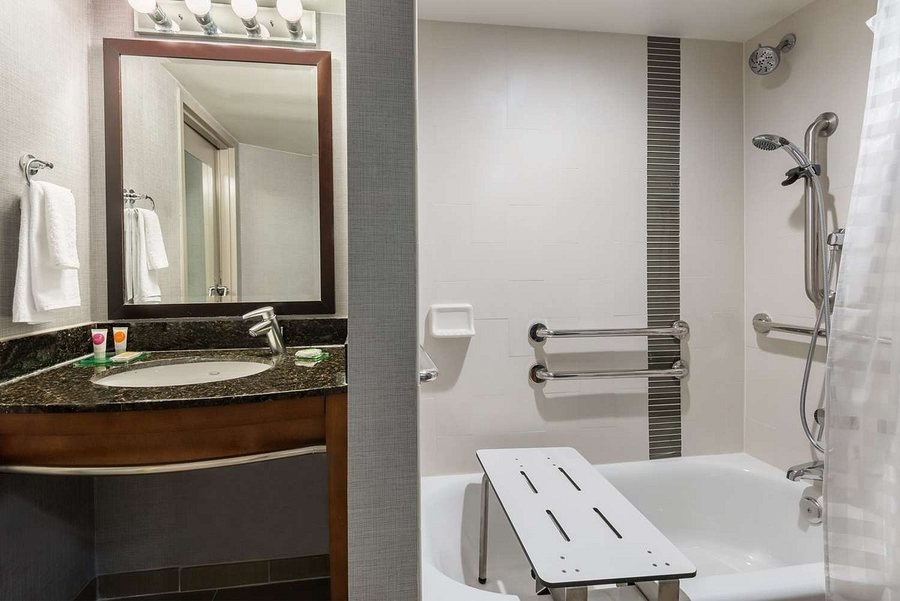 Hampton Inn Cumming — Bathroom