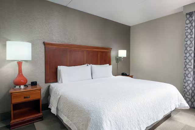Hampton Inn Danbury — Guest room