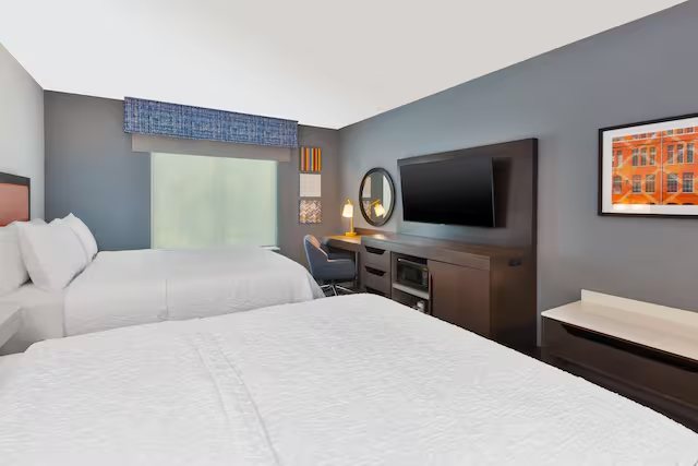 Hampton Inn Danville — Guest room