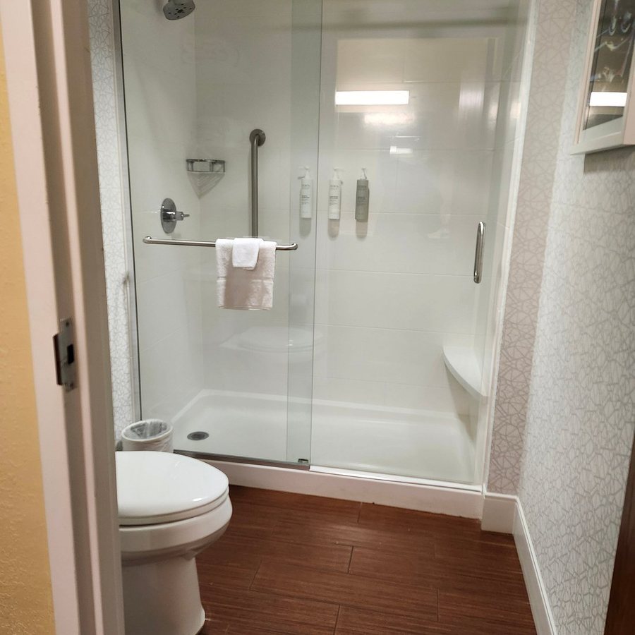 Hampton Inn Deadwood At Tin Lizzie Gaming Resort — Bathroom