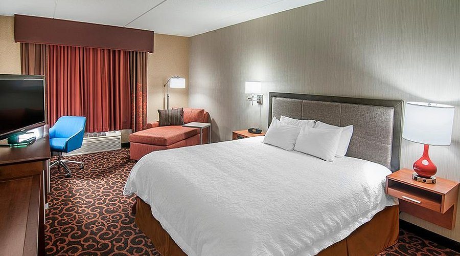 Hampton Inn Deadwood At Tin Lizzie Gaming Resort — Guest room