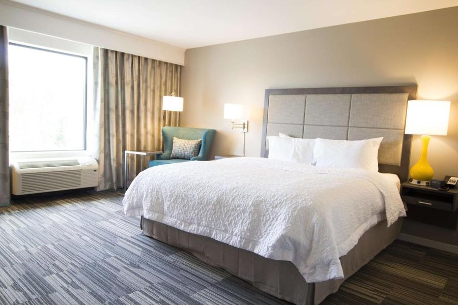 Hampton Inn Decatur Mt Zion — Guest room