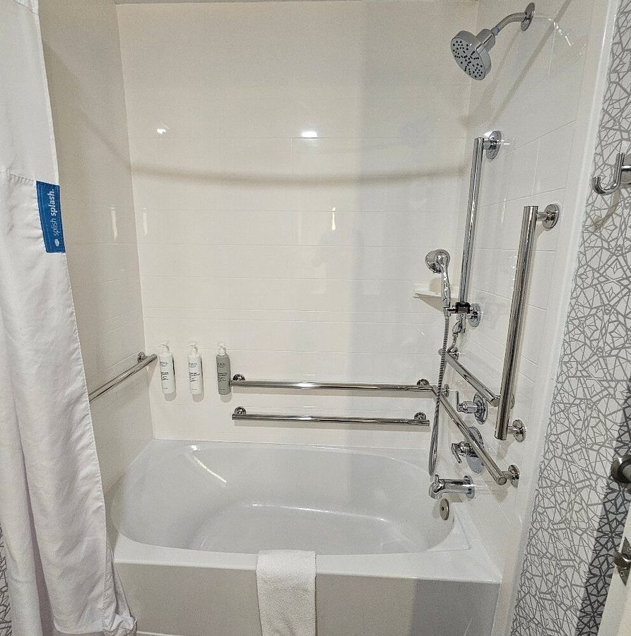 Hampton Inn Detroit auburn Hills north great Lakes Crossing Area Auburn Hills Mich — Bathroom