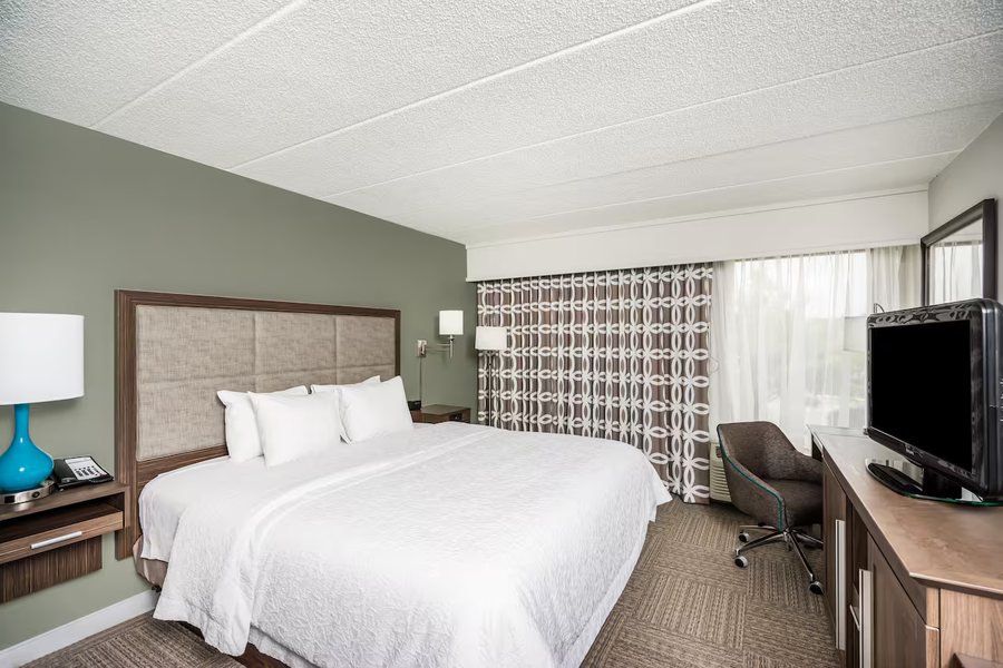 Hampton Inn Dover — Guest room