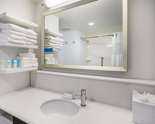 Hampton Inn Dover Dover New Hampshire — Bathroom
