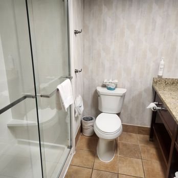 Hampton Inn Duluth Canal Park — Bathroom