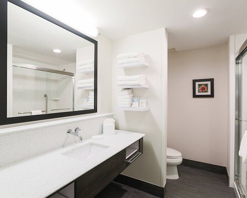 Hampton Inn El Reno — Bathroom