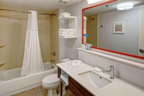 Hampton Inn Elizabeth City — Bathroom