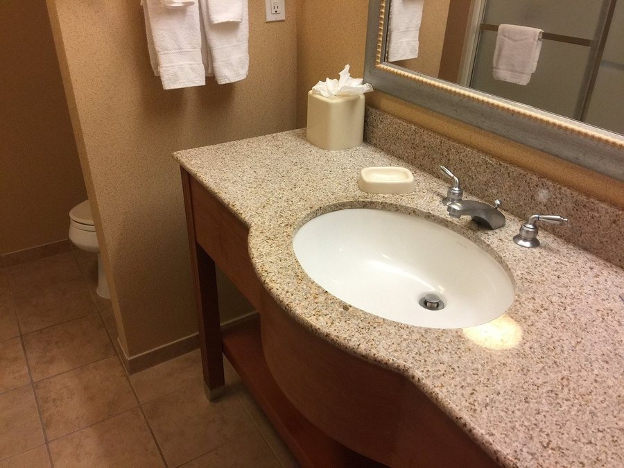 Hampton Inn Ellensburg — Bathroom