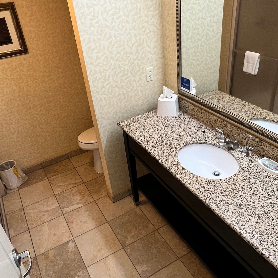 Hampton Inn Ellsworth bar Harbor — Bathroom