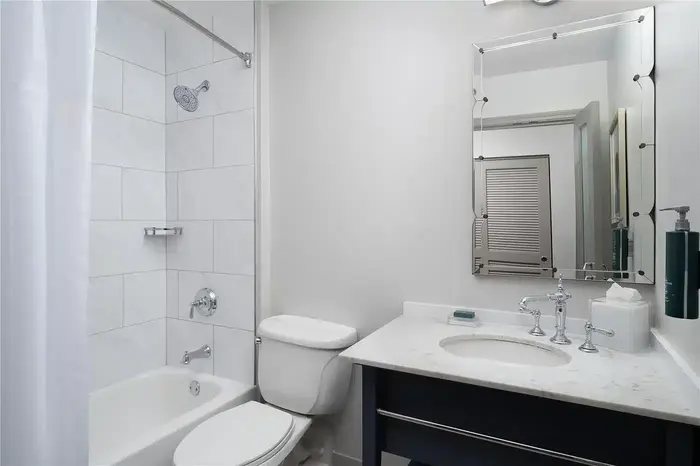 Hampton Inn Evanston — Bathroom