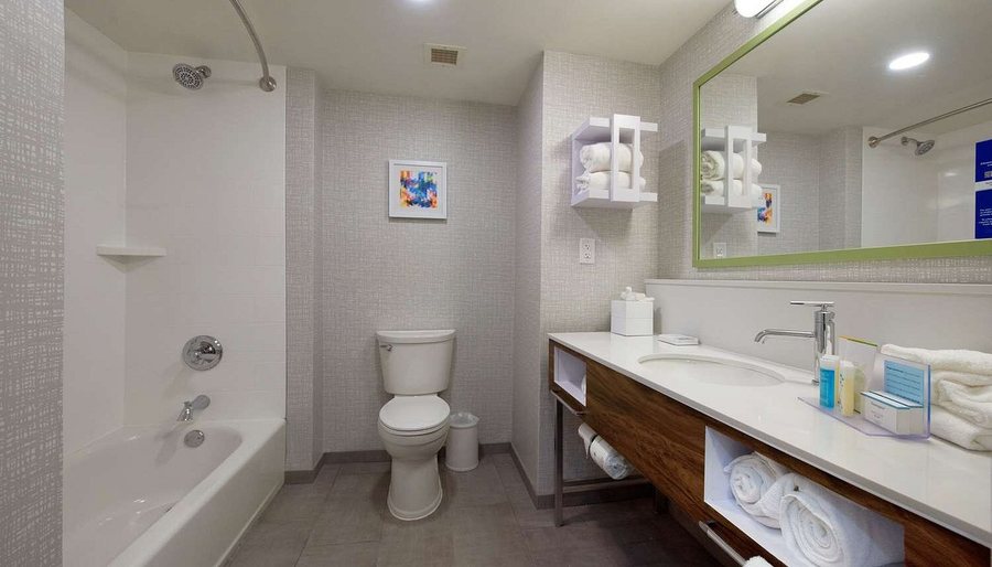 Hampton Inn Fayetteville — Bathroom