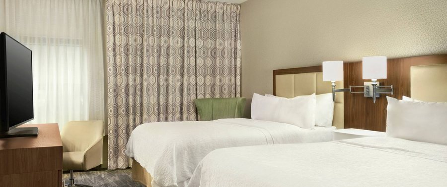 Hampton Inn Findlay — Guest room