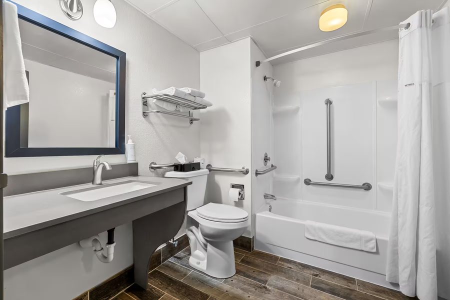 Hampton Inn Fond Du Lac — Bathroom