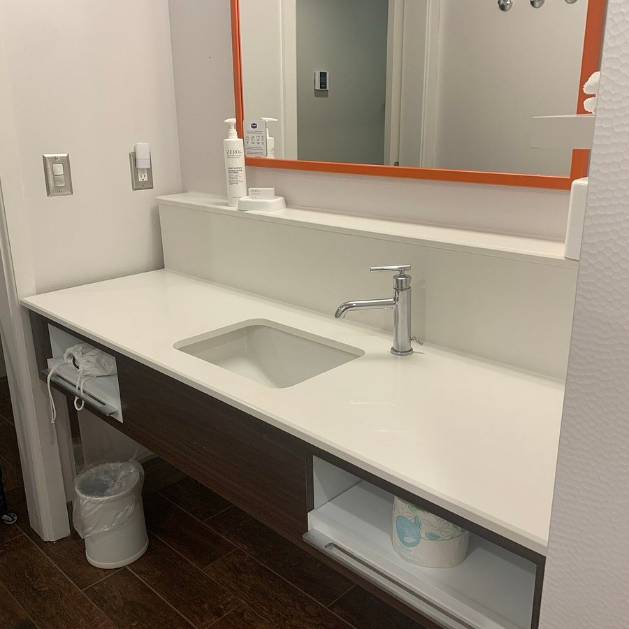 Hampton Inn Forsyth — Bathroom
