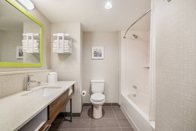 Hampton Inn Fort Myers Downtown — Bathroom