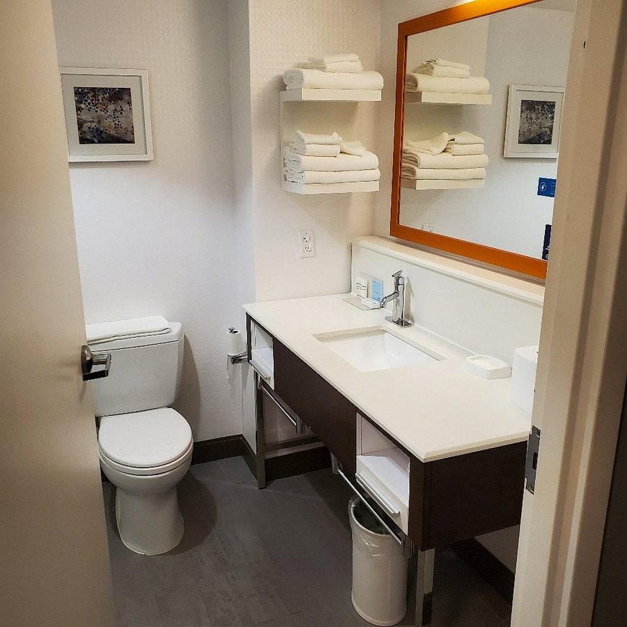 Hampton Inn Fort Payne — Bathroom