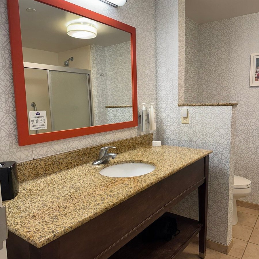 Hampton Inn Freeport Brunswick — Bathroom
